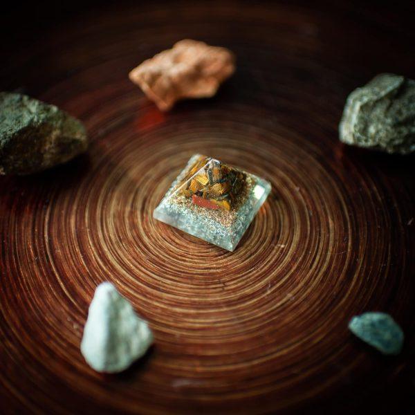 Mini-Orgonit-Pyramide „Reinigung und Schutz“ Tigerauge
